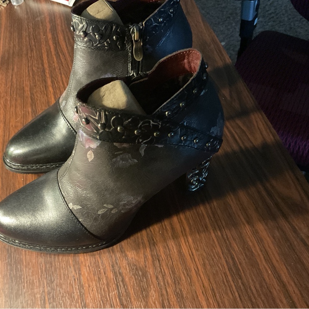 Riesling Blue Floral Boots